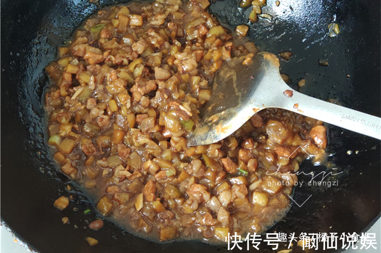 好吃|面条和茄子一起做，原来如此好吃，我家隔三岔五做，每次吃光光