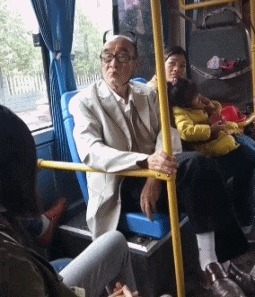 |搞笑GIF:这一跳确实挺意外 原谅我不厚道的笑了