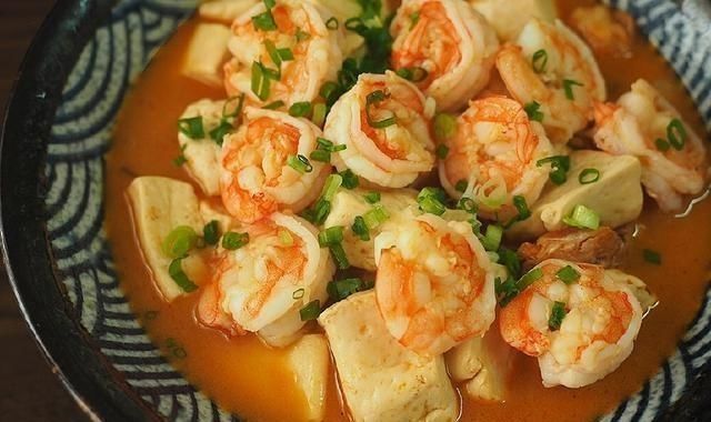 虾头不要扔这么做变废为宝,还鲜香的差点让人闪了舌头