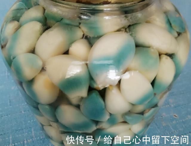 保鲜膜|腌腊八蒜，别只会放醋，多加1个技巧，2天就变绿，香又脆还解腻