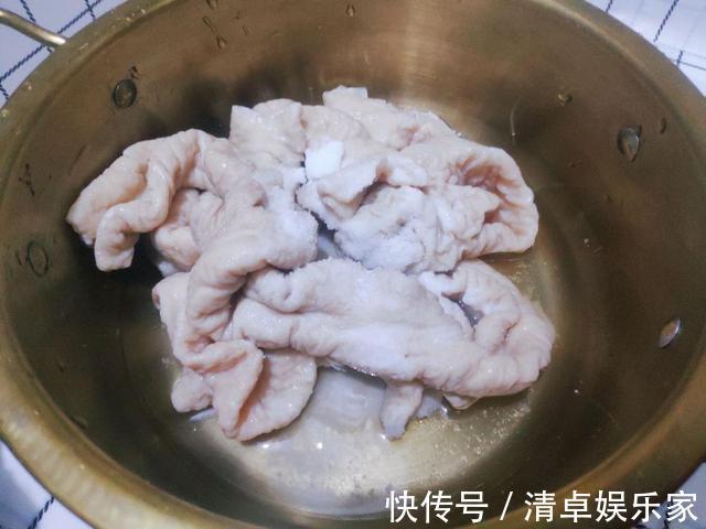 肥肠好吃不好洗教你1招洗2次,保证无异味还干净