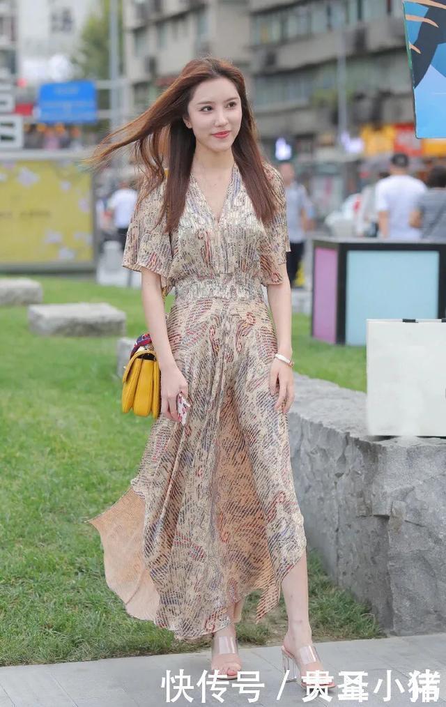 街拍|美女街拍甜美姑娘穿搭印花长裙,穿搭出高贵气质