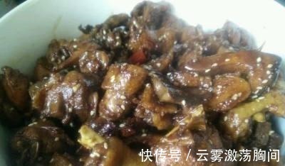 老板图省钱, 让大家来家里聚会, 上菜后, 同事说撑死也要吃完!