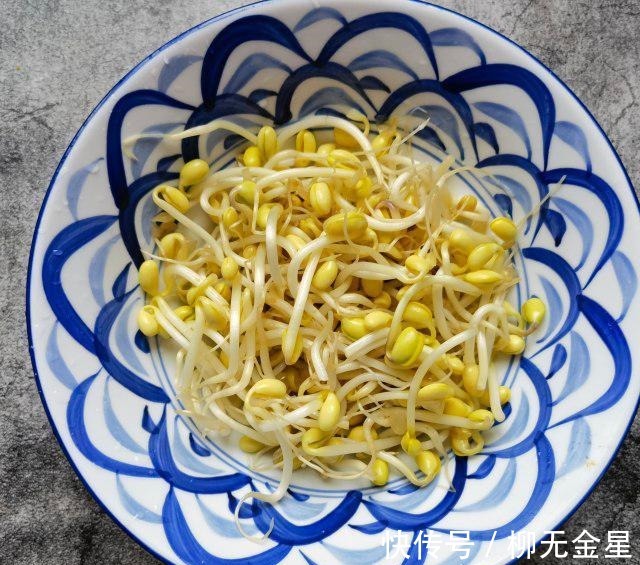 芹菜|芹菜肉丝蒸卤面,肉丝香嫩,芹菜色泽漂亮!