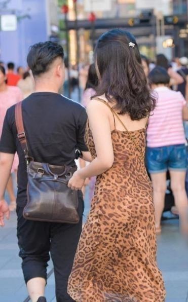 搭配 “豹纹裙”、舒适的美感和野性,整体搭配很有气质!