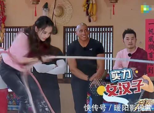 拔河比赛|拔河比赛时，杨颖的衣服不小心被绳子掀起，露出的腰围让网友惊呆