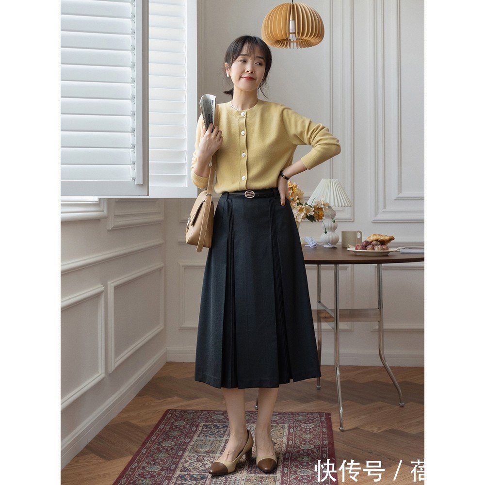 穿搭 今年火了一种穿搭,叫“针织衫+半身裙”,不仅知性而且超有气质