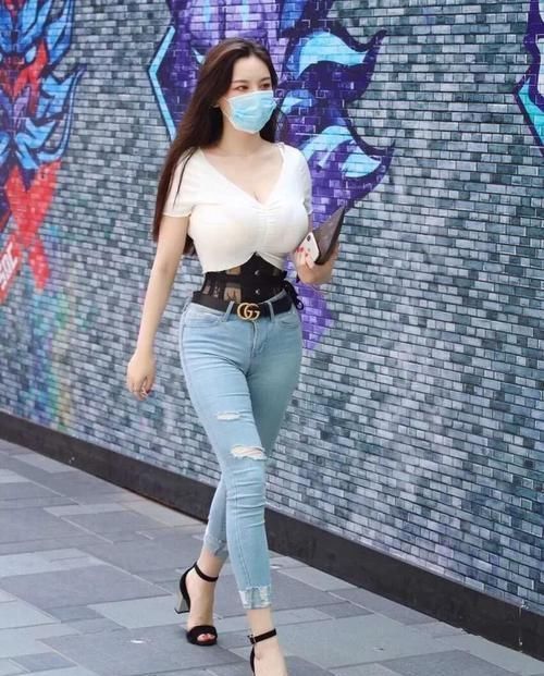 肉肉的小姐姐穿搭紧身裤,彰显凹凸有致的性感丰满身姿