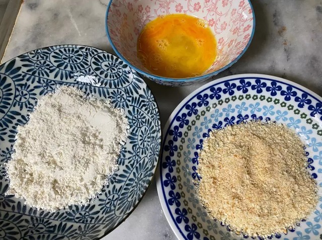 做菜嫌麻烦大叔教你起司猪排,金黄酥脆,香气扑鼻,小孩最爱~