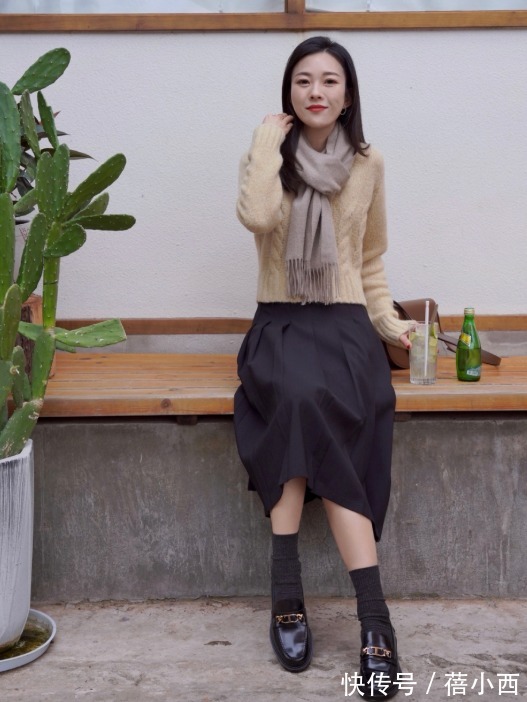 乐福鞋 终于明白“奶奶衫”为什么是2022最火单品,简约耐看还显瘦,超美