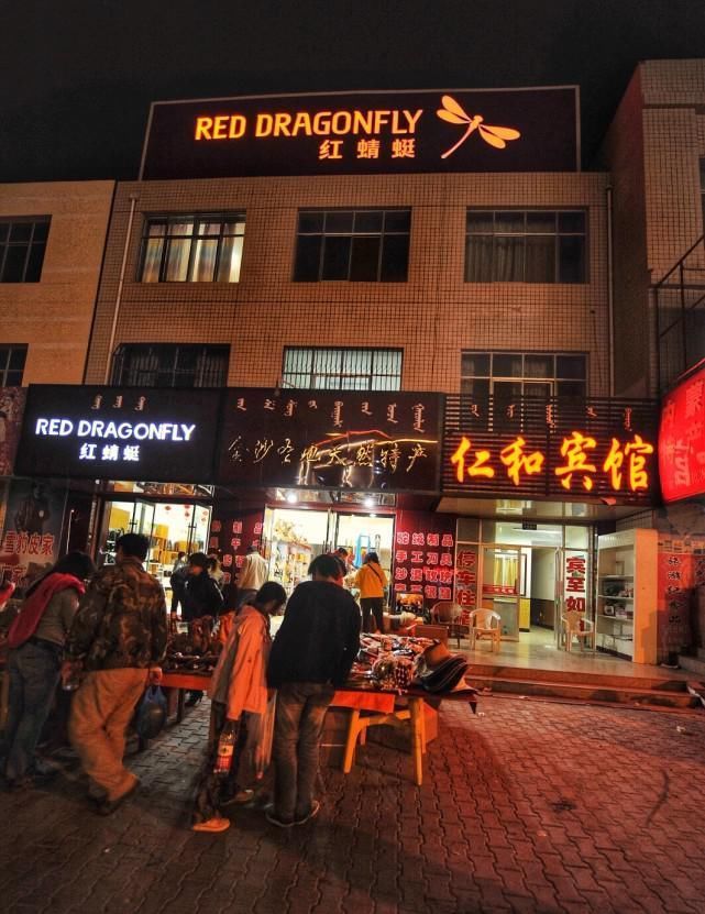 额济纳看胡杨，你有睡酒店大堂，餐厅排队，拍照拼速度的经历吗