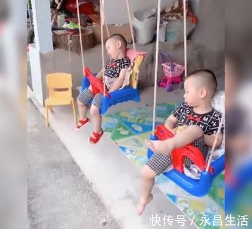 哄睡神器|院子里的“哄睡神器”火了,双胞胎兄弟睡得真香,网友挺会享受