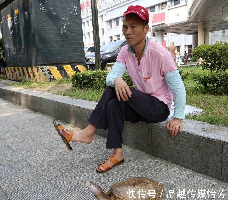 野生|男子钓获野生“老鳖精”,街头叫卖5千,网友:最多值1千!