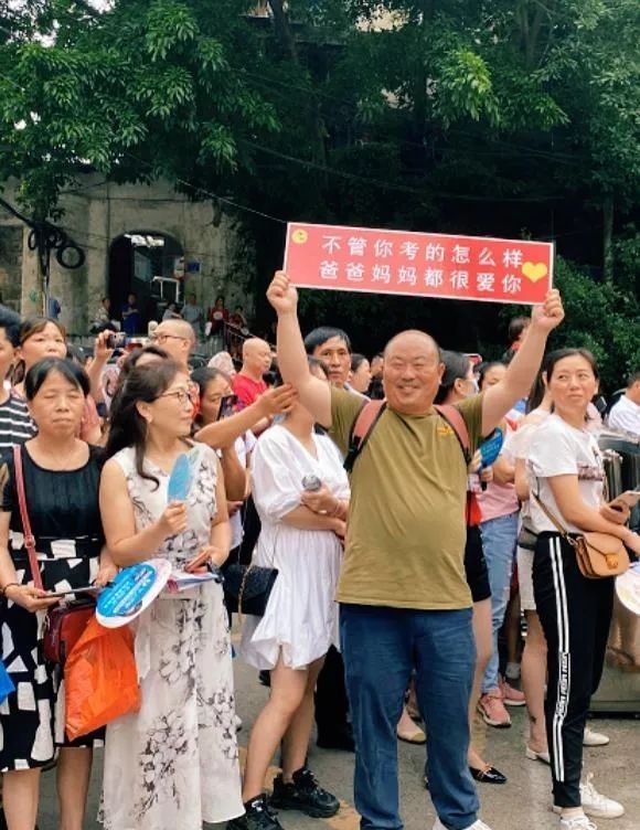 乘风破浪|隔离病房2名考生顺利开考，地震后的“帐篷考场”……这一战，我们一起倾尽全力！