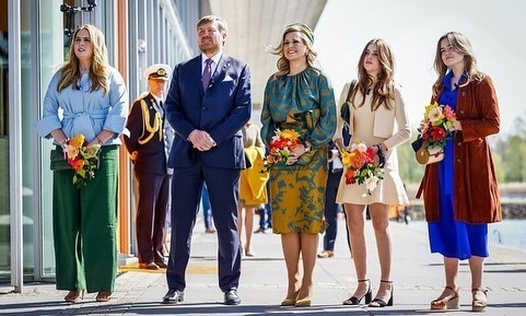 荷兰王室齐聚,一家五口颜值似复刻,200斤大公主穿阔腿裤太笨重