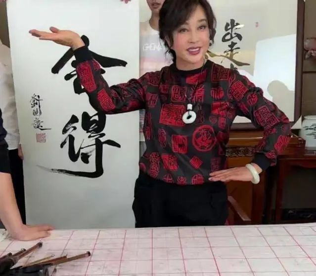 书法作品&刘晓庆卖书法被批,刘晓庆回怼:老娘凭实力吃饭!3天卖了50万元