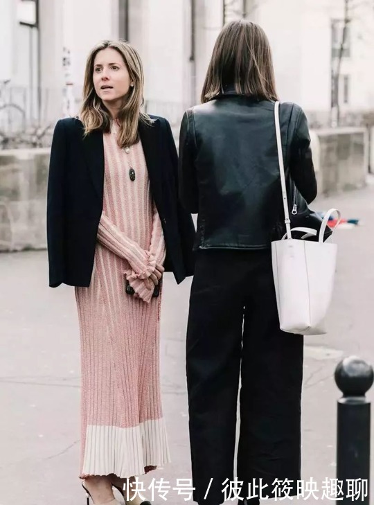 羽绒服|今年秋冬流行“针织裙”,显高时髦还抢镜,搭配羽绒服大衣都好看