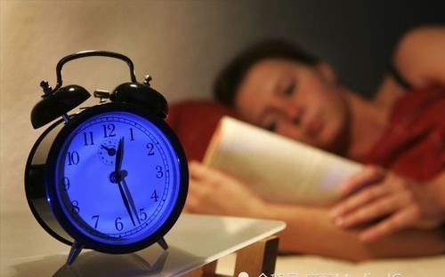 女生晚上睡觉，到底是该扎着头发还是散着头发？