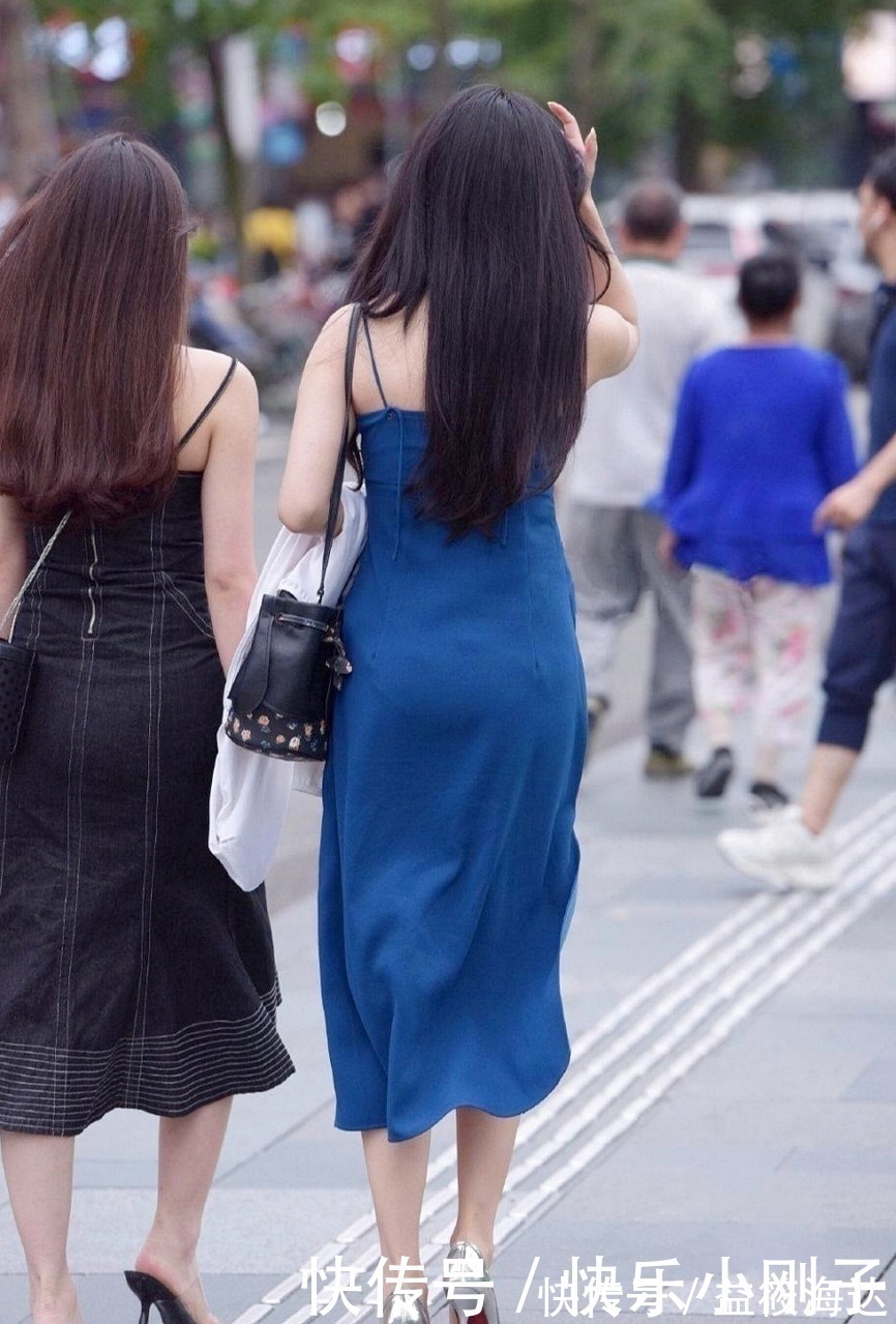 高跟|小姐姐穿幽蓝色长裙配银色高跟,显成熟的魅力,女人味十足!