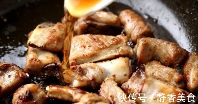 红烧排骨年糕做法，炒糖色有窍门，色泽诱人超入味