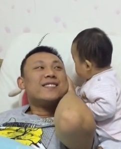 爸爸|奶爸只看手机不陪宝宝,宝宝非常生气,下一秒宝宝让奶爸眼中含泪