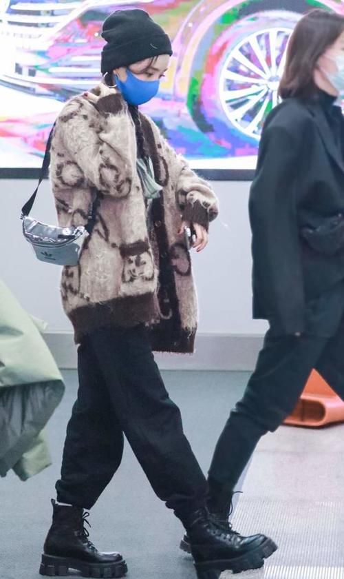 天气转暖,脱了羽绒服,现在穿什么外套更时髦?