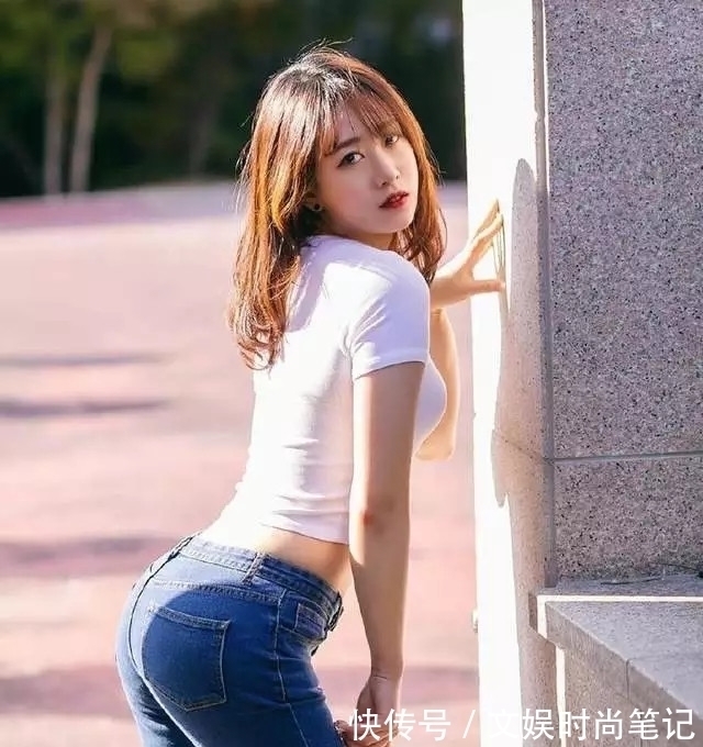 时尚 穿着舒适休闲的紧身牛仔裤,散发出女性的成熟气质!