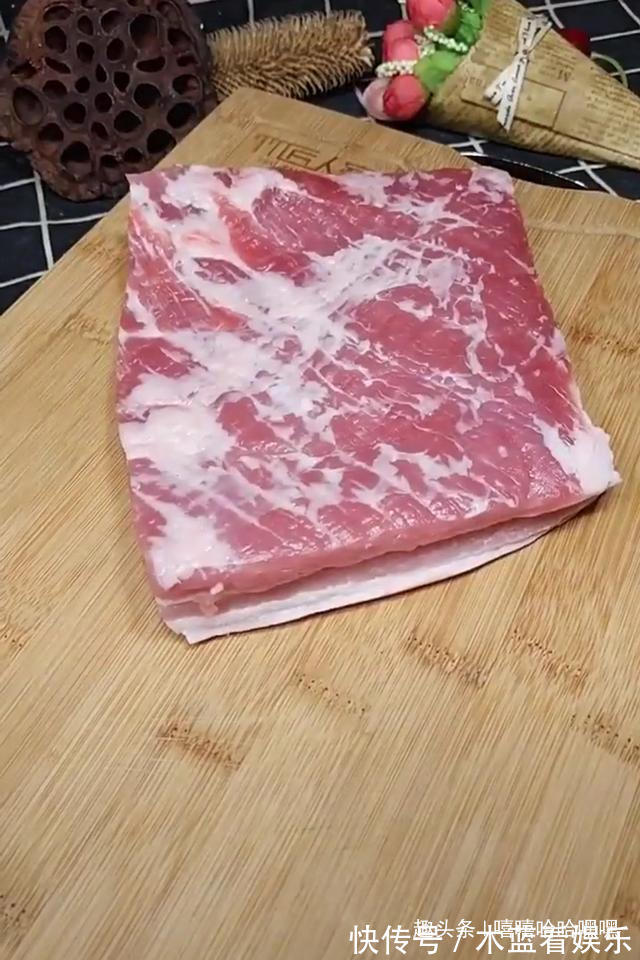 五花肉不仅可以红烧，还可以烤着吃，更有味儿，入口即融不油腻！