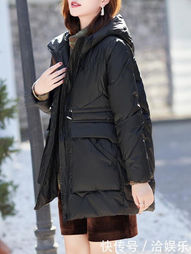 品味高的女人，衣橱都少不了这“连帽外套”，45+左右穿特轻奢