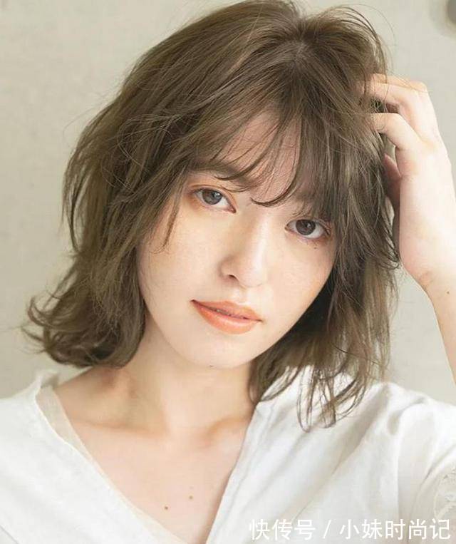 女人 这才是50岁中老年女人适合的烫发,低调显气质,关键好打理