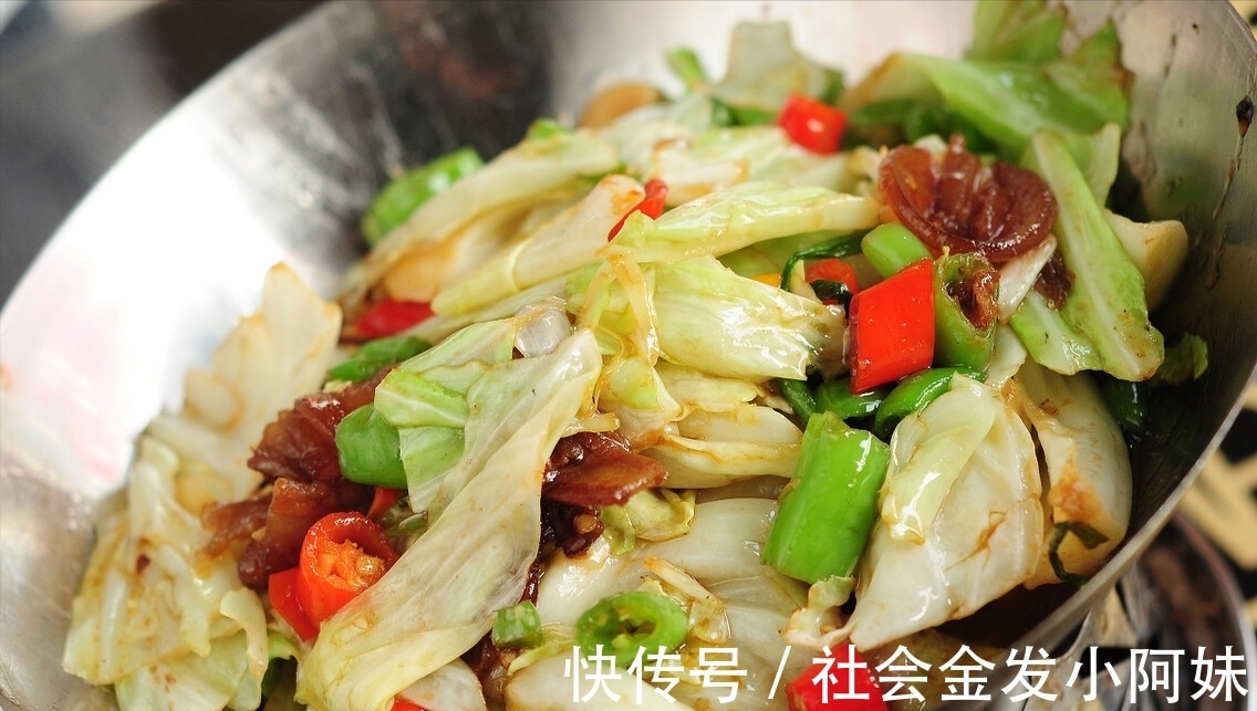 下饭|做手撕包菜，不要直接下锅炒，多加1步骤，又香又脆，吃着真下饭