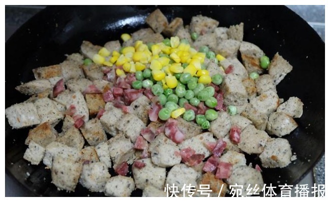 豌豆|2个馒头2个鸡蛋，教你在家做披萨，香软又拉丝，全家大小抢着吃