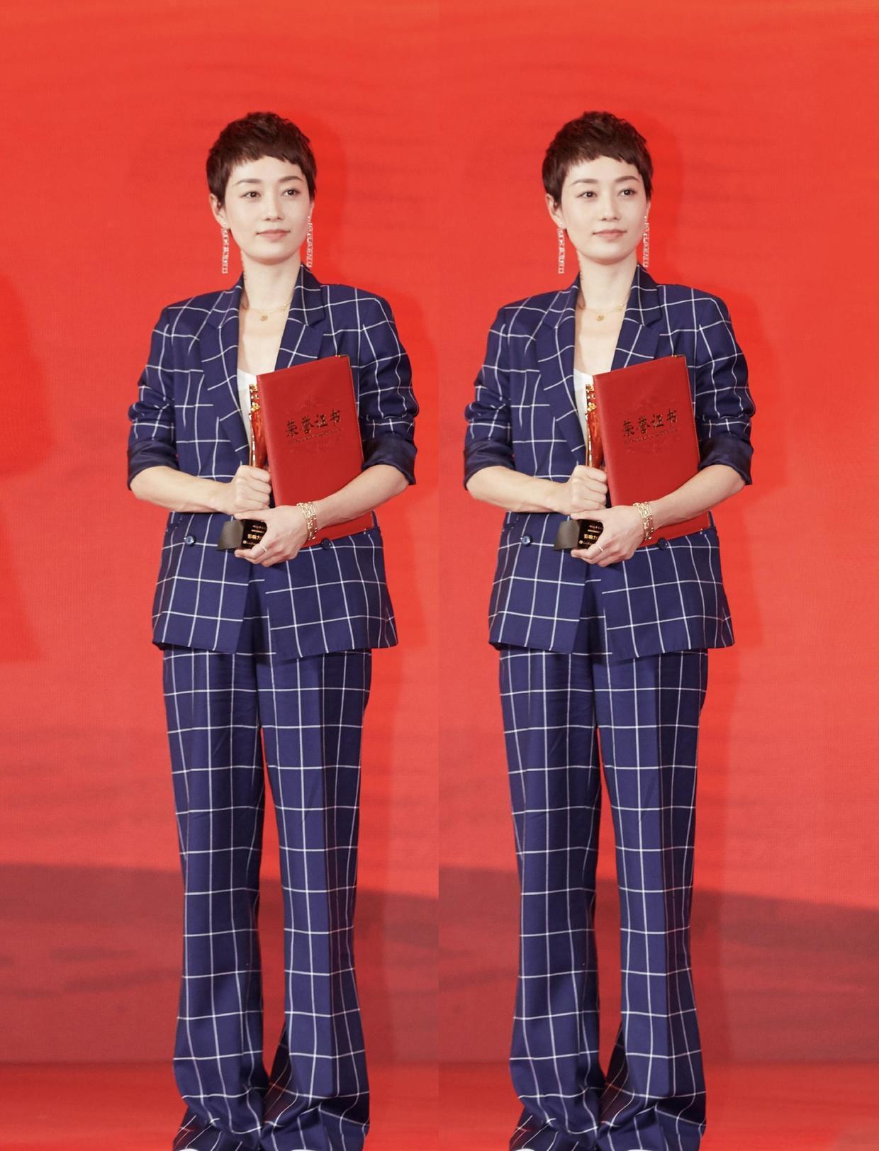 都说“马伊琍”很有气质,原来是很会穿,针织毛衣搭半身裙超时髦