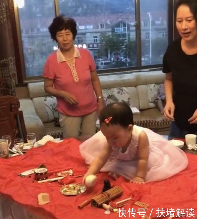 家长|女儿百日宴“抓周”,一把抓住“饱腹之物”,宝妈羞愧:真没脸看