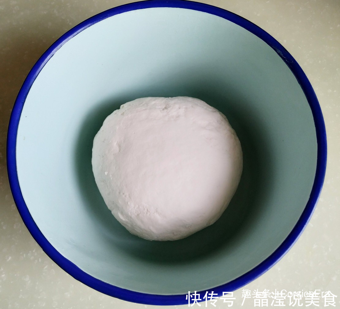 胡萝卜香菇馅饼,颜色金黄,咬一口味道鲜美,香味扑鼻