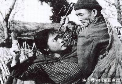 成龙激情演绎《铁道游击队》,徐帆演他情人,学者竟称她为风尘女