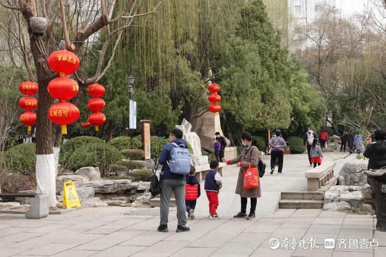 春光明媚！济南五龙潭公园花开绚烂游人如织|就地过年?春在身边| 春光明媚！济南五龙潭公园花开绚烂游人如织\＂,\＂i12\＂:\＂就地过年?春在身边