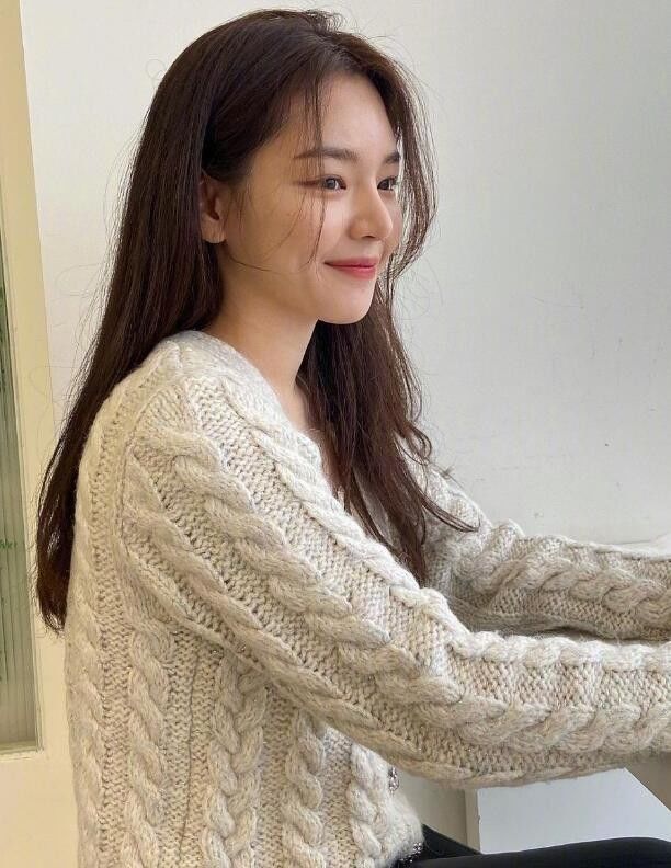 五官精致的小脸韩国小姐姐 咸甜风格都能驾驭