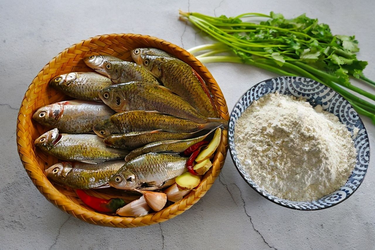  锅贴|用这个方法做杂鱼锅贴这道特色美食，满嘴鱼香味