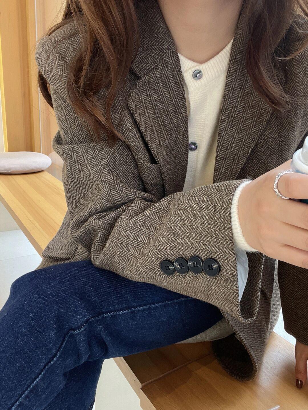 时尚博主|秋冬韩系不露腿穿搭怎么穿?西装格子外套+牛仔裤,复古又时髦!