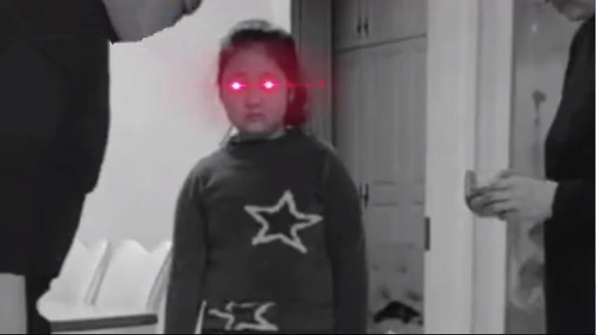 小宝|妹妹不想喝药躺地上打滚耍赖，见到姐姐“秒怂”，网友：死亡凝视