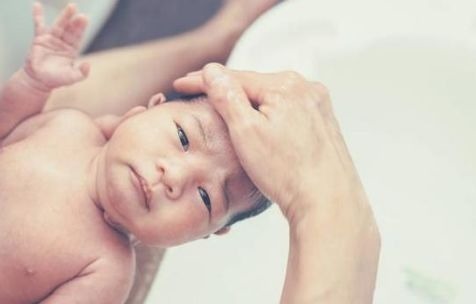 新生婴儿|新生婴儿别太早抱出门,有的家长都过早的抱出门,这对孩子不利