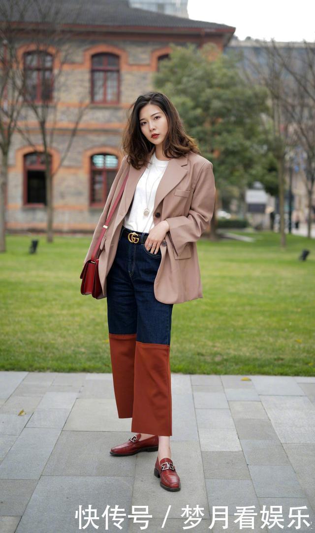 今年流行一种“显高穿法”,叫“长外套+九分裤”,很适合小个子