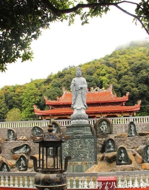 善男信$广东梅山莲花寺里的石雕滴水观音高清图片