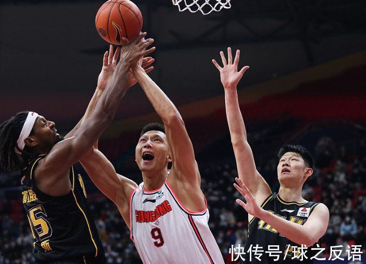 广厦|CBA争议吹罚，裁判明显偏袒广东胡明轩，解说沉默1分钟什么也没说