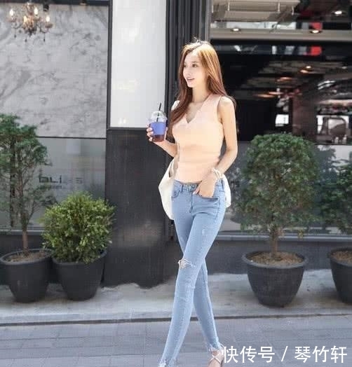  自信|时尚穿搭：牛仔裤让你穿出自信的样子，显得更加的挺拔！
