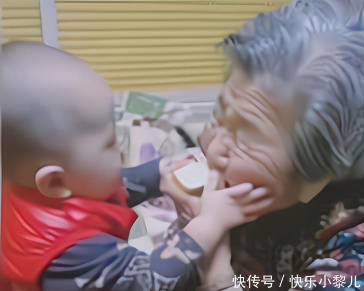 老祖宗|半岁玄孙和九旬太奶抢食，一个老祖宗一个小祖宗，家人：都惹不起