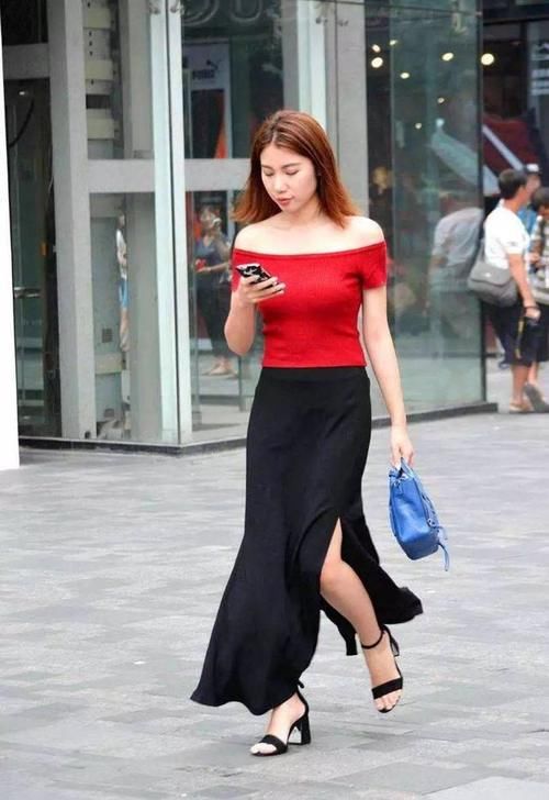 小姐姐搭配了一双尖头的高跟鞋，和一个小方包，看起来格外有韵味