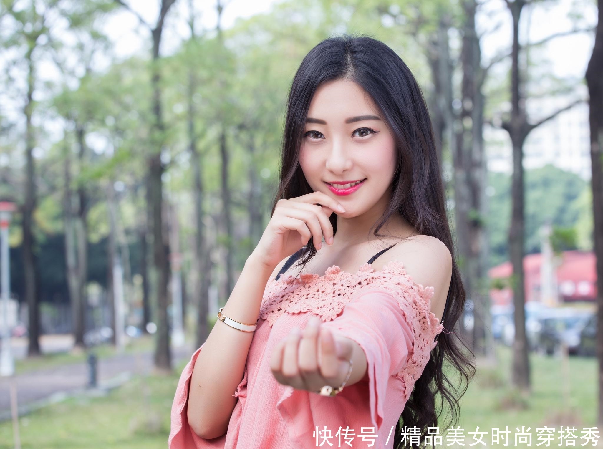 上衣|粉色的一字肩上衣搭配白色短裤,清凉的同时还非常耐看
