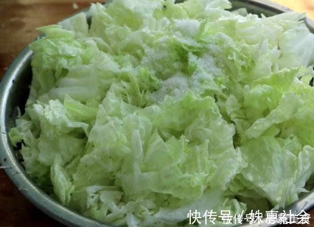 白菜饺子，有人焯水有人直接包，都不对，教你正确做法，饺子才香